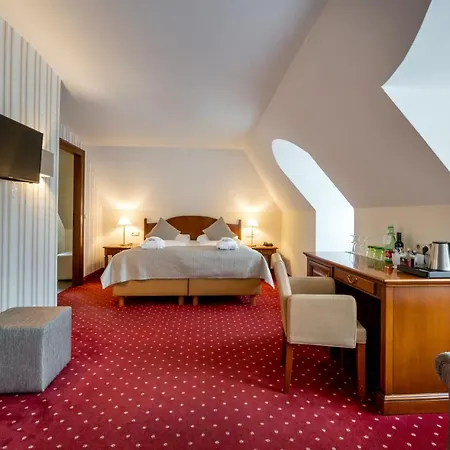 酒店 米拉贝尔广场奥斯超泰尔酒店 4*