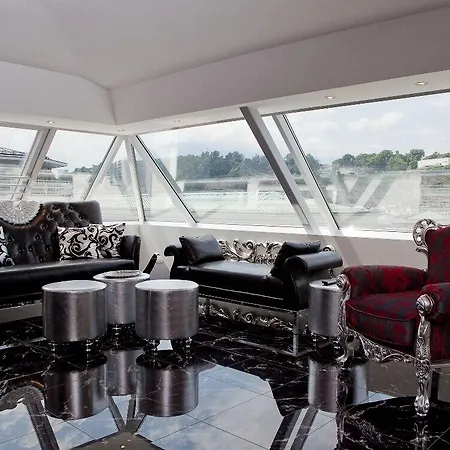 米拉贝尔广场奥斯超泰尔酒店 酒店 4*